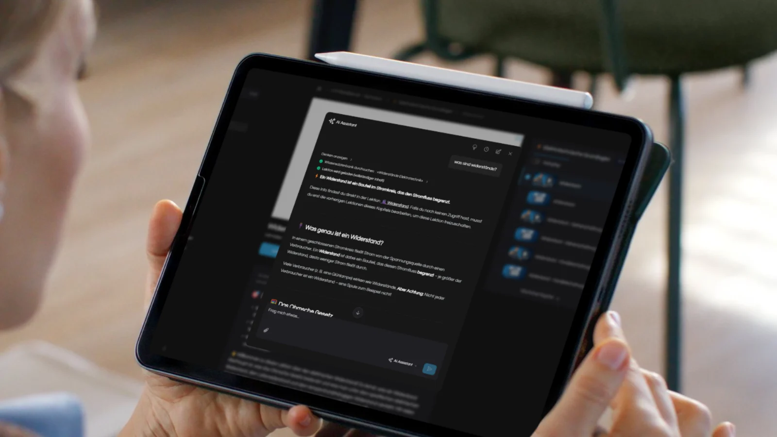 AI-Assistent auf Tablet mit KI-generierten Antworten zu Elektrotechnik-Fragen und Lektionsverlinkung