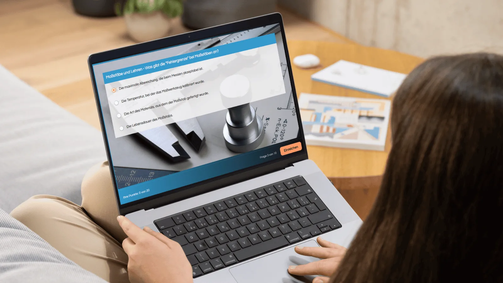 Laptop-Ansicht mit Prüfungssimulator-Quiz zu Maßstäben und Lehren, Multiple-Choice-Frage über Fehlergrenze bei Messstäben, Pe