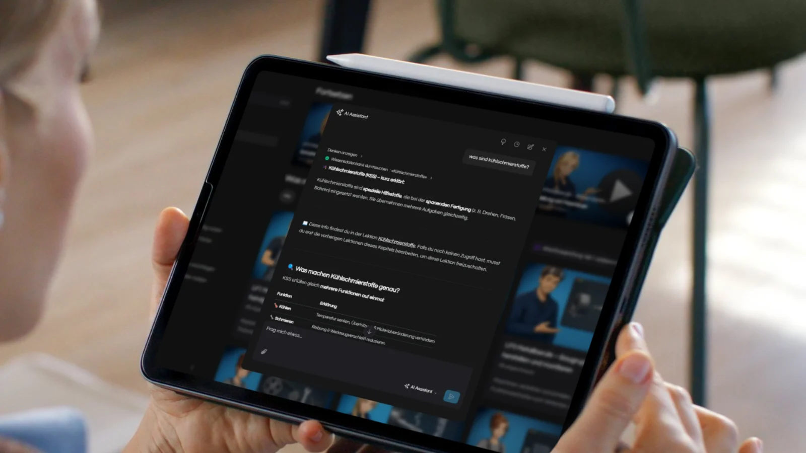 MyDigiAcademy – Lernapp zur IHK-Prüfung von Florian Honold 6 Tablet mit KI-Assistent und Fragen zu Kühlschmierstoffen beim Drehen