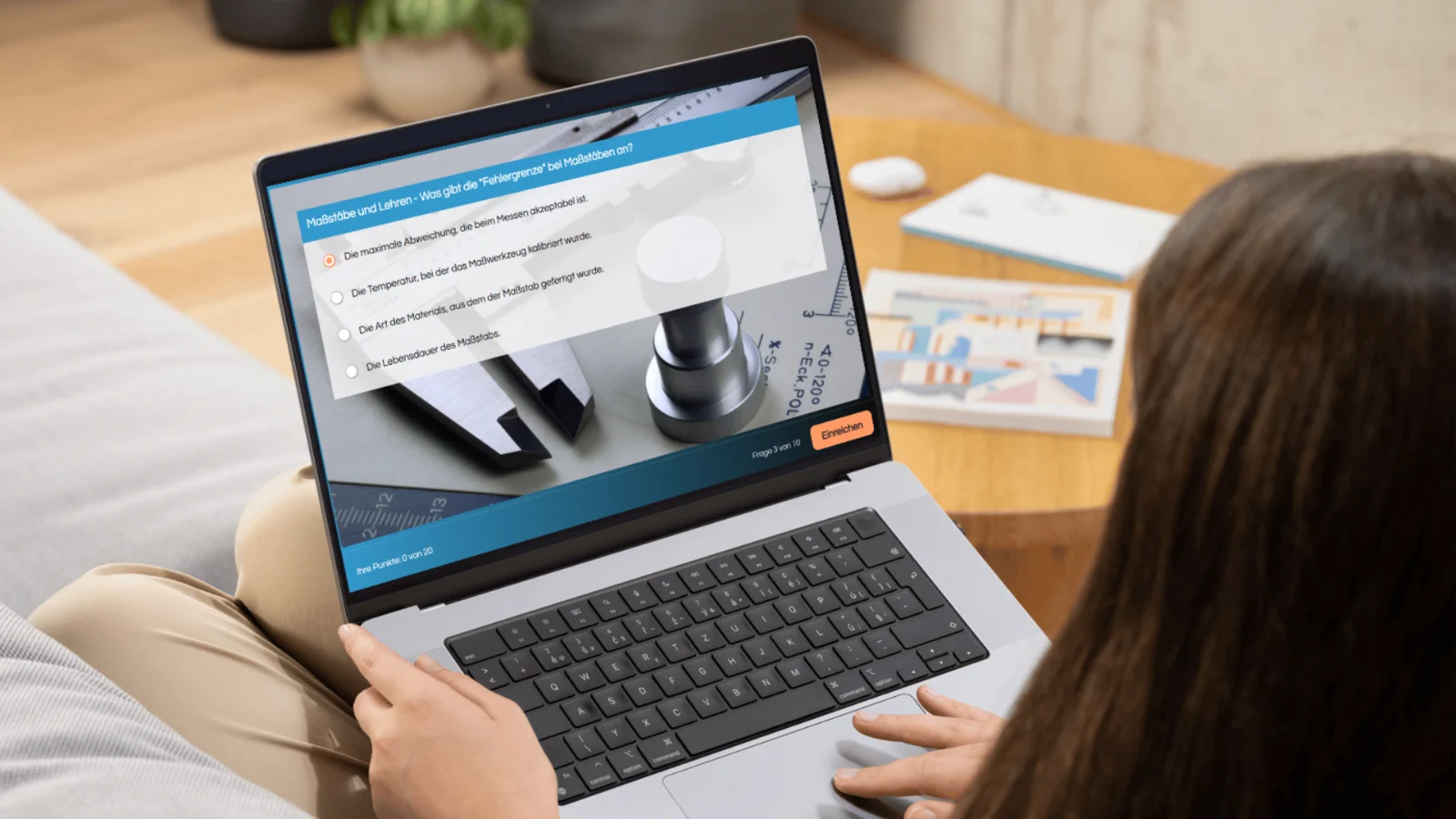 MyDigiAcademy – Lernapp zur IHK-Prüfung von Florian Honold 8 Schülerin sitzt mit Laptop und löst Multiple-Choice-Aufgabe zur Prüfungsvorbereitung