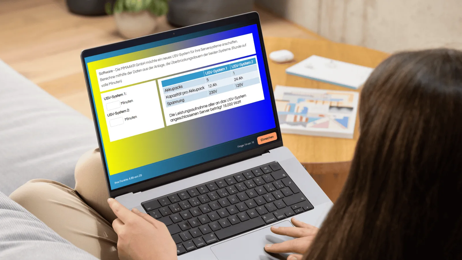 MyDigiAcademy – Prüfungstrainer-Lernapp von Florian Honold 3 Frau schaut auf Laptop mit buntem Prüfungssimulator-Interface zu USV-Systemen und Akkupacks mit technischen Parametern
