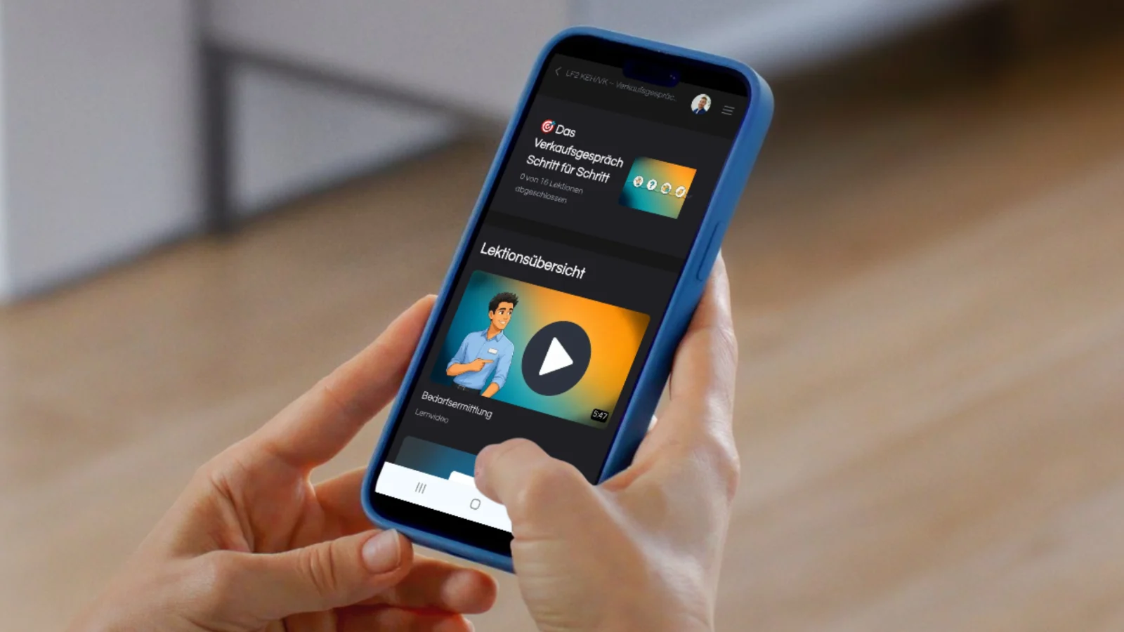 MyDigiAcademy – Videokurs zur IHK-Prüfung von Florian Honold 5 Hand hält Smartphone mit MyDigiAcademy-App zeigt Wissenscheck zum Verkaufsgespräch