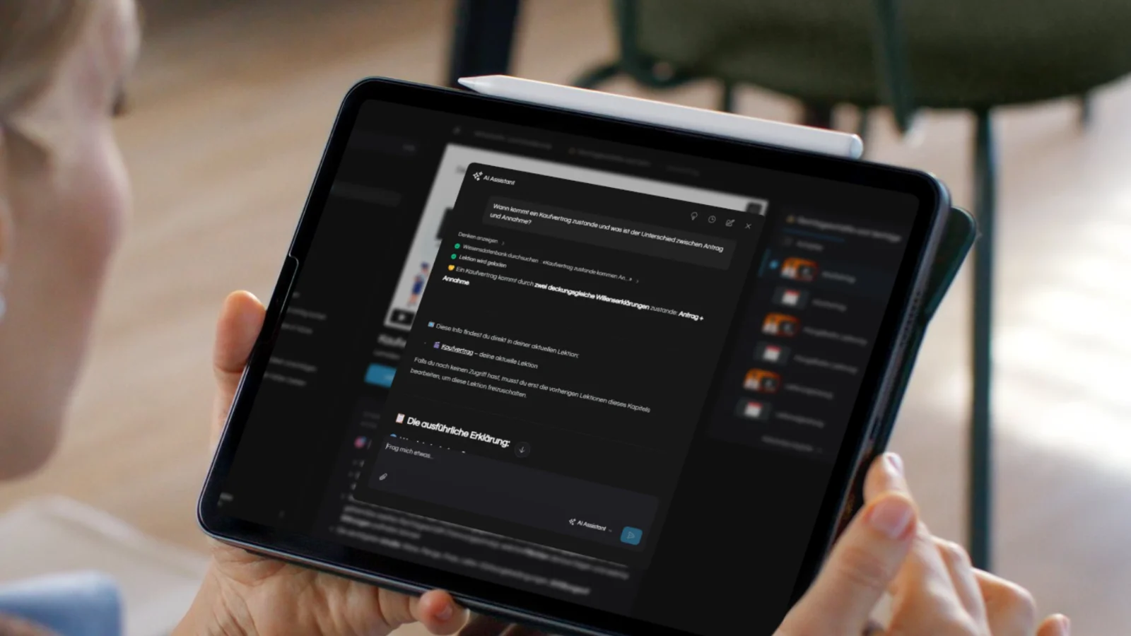 MyDigiAcademy – Videokurs zur IHK-Prüfung von Florian Honold 6 Hand hält Tablet mit AI-Assistent-Interface und Fragen zur Schulungsfinanzierung