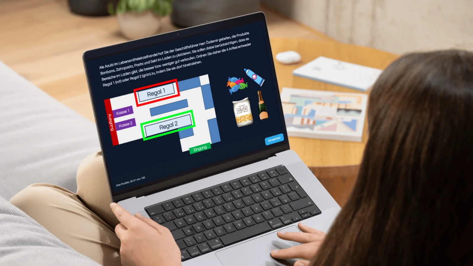 MyDigiAcademy – Videokurs zur IHK-Prüfung von Florian Honold 8 Frau arbeitet am Laptop mit Prüfungssimulation zeigt Regalaufbau und Produktplatzierung
