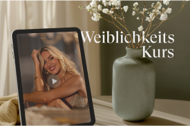 Tablet-Screenshot Weiblichkeits Kurs mit Frau und Blumenvase