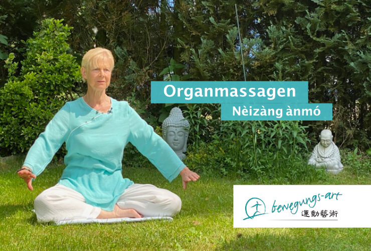 Nèizàng Ànmó – Qi-Gong-Videokurs von Annette Deinzer 2 Frau in türkisem Qi-Gong-Anzug sitzt meditativ im Garten, Organmassagen mit Qi Gong Hero-Bild