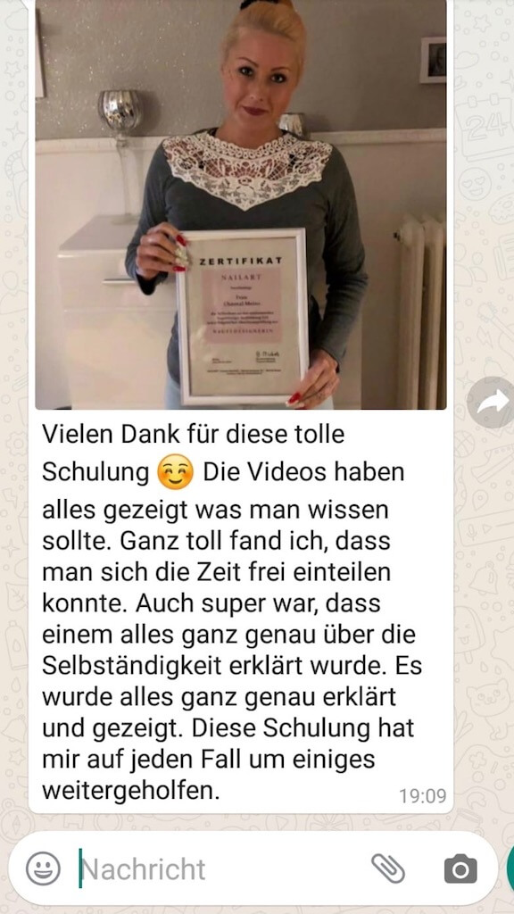Kundenbewertung Nageldesign Online-Ausbildung Frau holding Zertifikat mit Video-Feedback