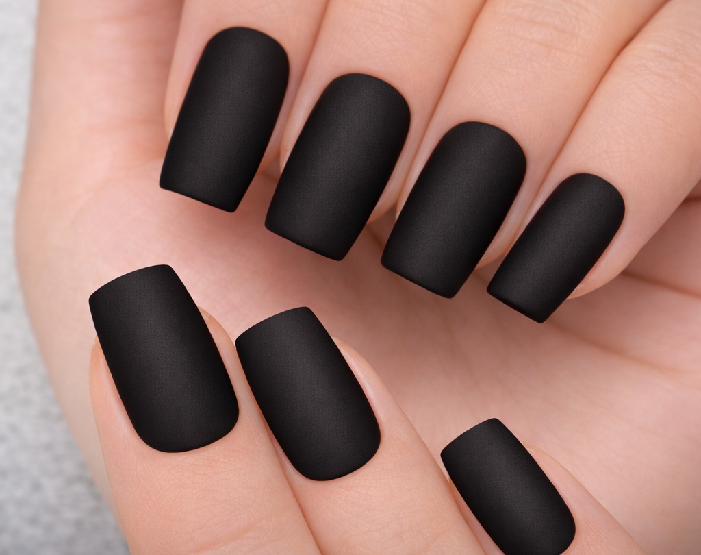 Matte schwarze quadratische Nails mit samtiger Oberfläche – Nagelform Meisterschaft