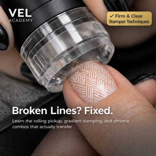 Nail Stamping Demo mit klarem Stempel und zartem Rosa-Nagel mit geometrischem Muster, VEL Academy Logo und Text zu Stamper-Te