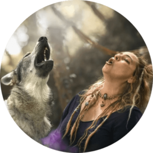 Frau mit dreadlocks und Wolf, beide blicken nach oben, Harmonie mit der Natur