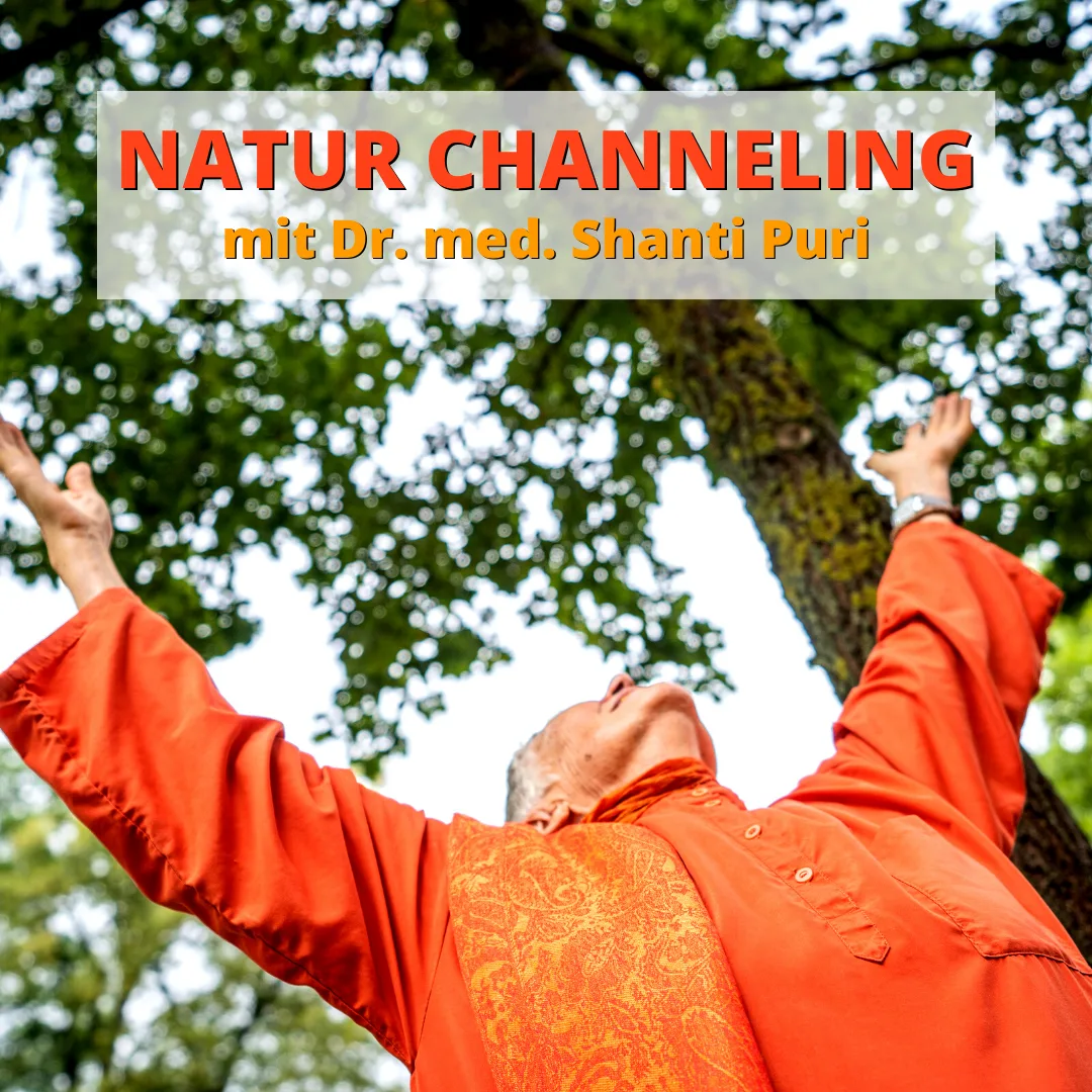 Mann in orangeroter Kleidung unter Baum mit ausgebreiteten Armen, Natur-Channeling Titel