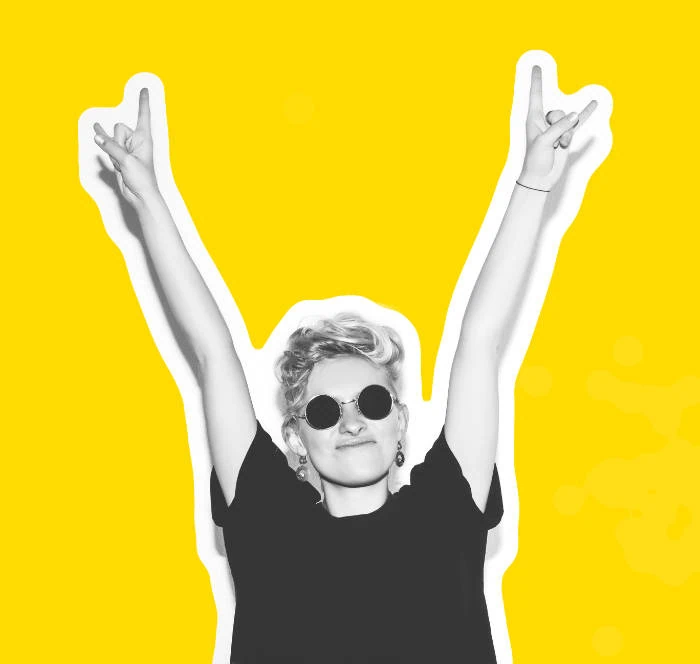 Collage: Person mit Sonnenbrille und Siegergestus (V-Zeichen), gelber Hintergrund, Erfolgsdarstellung