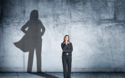 Frau vor Betonwand neben Schattenbild zeigt innere Stärke und Souveränität
