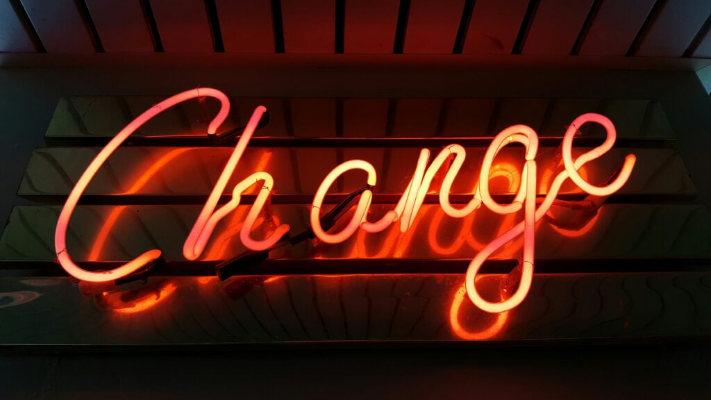 Neon-Schriftzug Change in rot-orange leuchtend