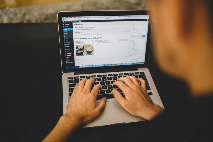 Laptop-Bildschirm mit WordPress Blog Editor und Blogpost-Bearbeitung