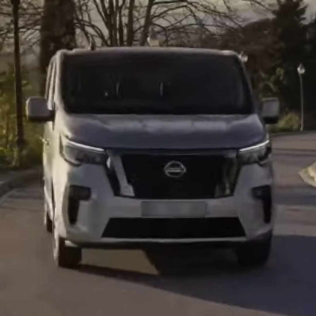 Nissan NV300 Transporter von vorne, weiß, auf Straße mit Bäumen