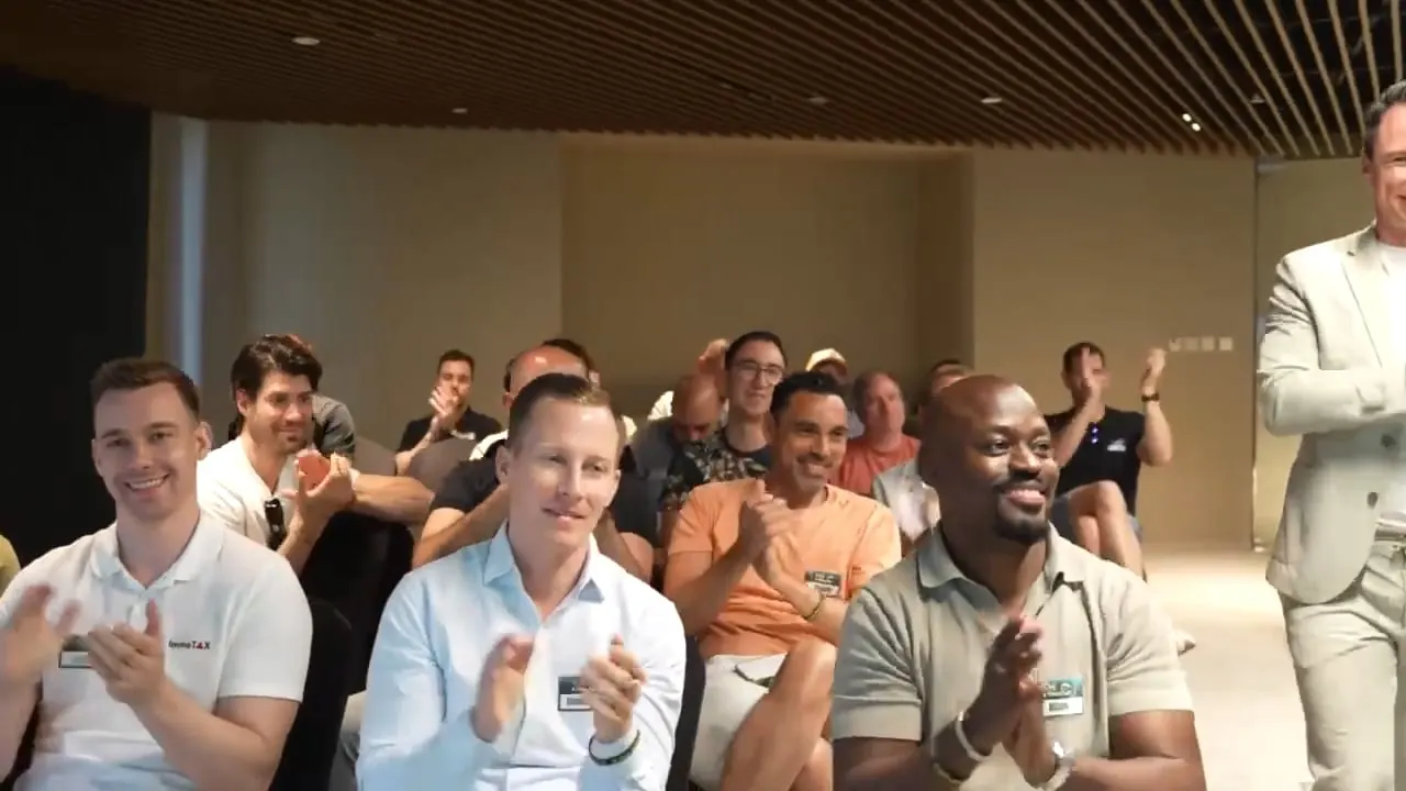 Lachende und engagierte Teilnehmer bei Mastermind-Event im Konferenzraum Dubai