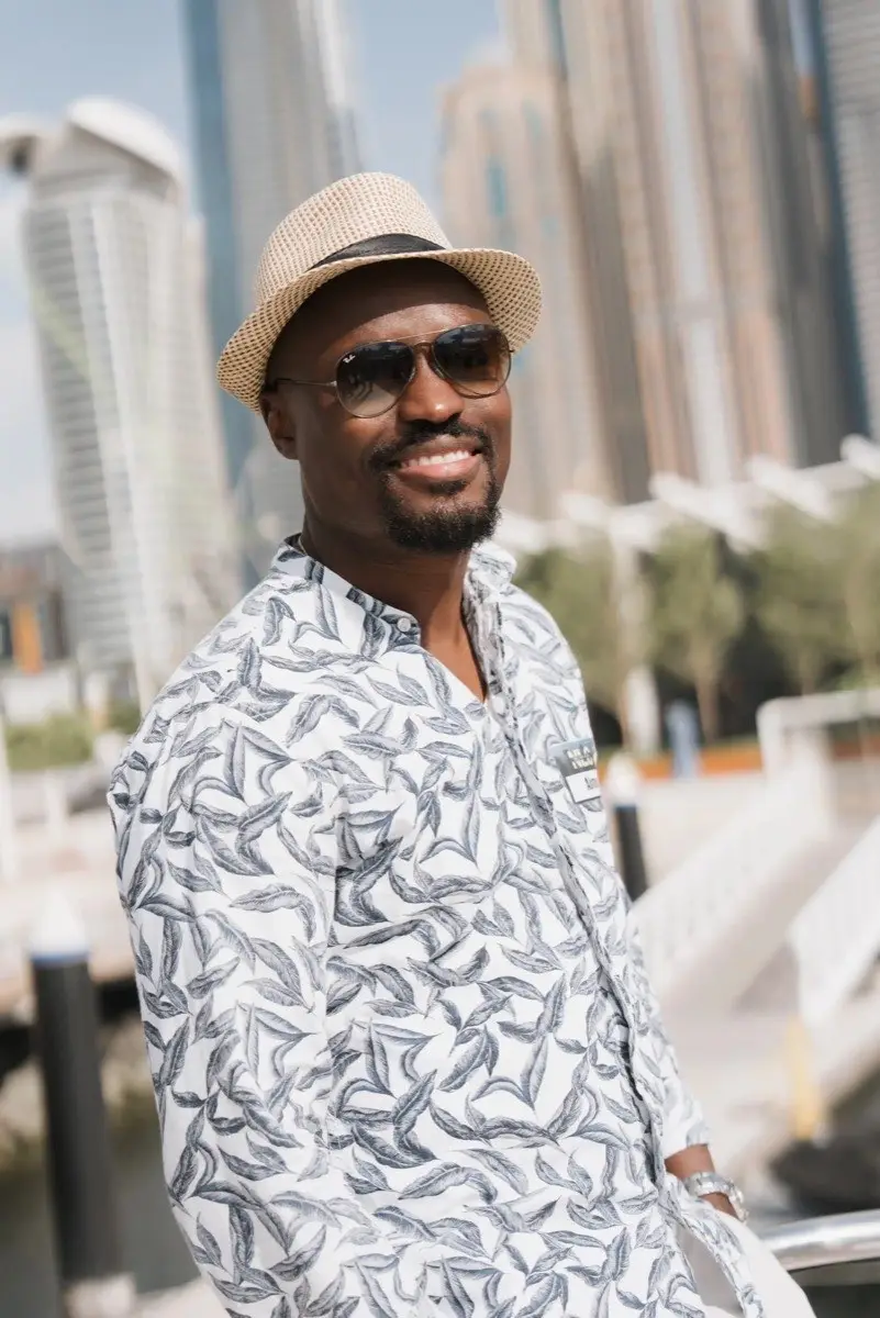 Investoren beim Mastermind Dubai, Mann mit Hut und Sonnenbrille vor Skyline