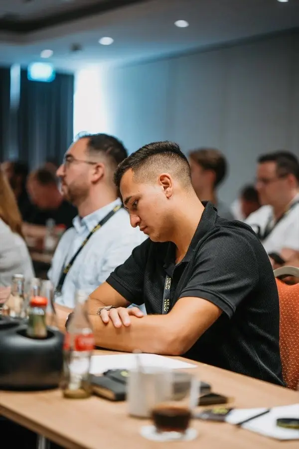 Immobilien-Investoren im Dialog bei NLC Event, Konferenzraum mit Getränken