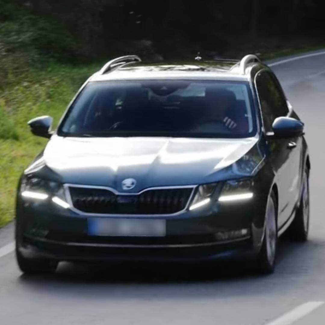 Skoda Octavia III schwarzer Kombi auf Straße von vorn