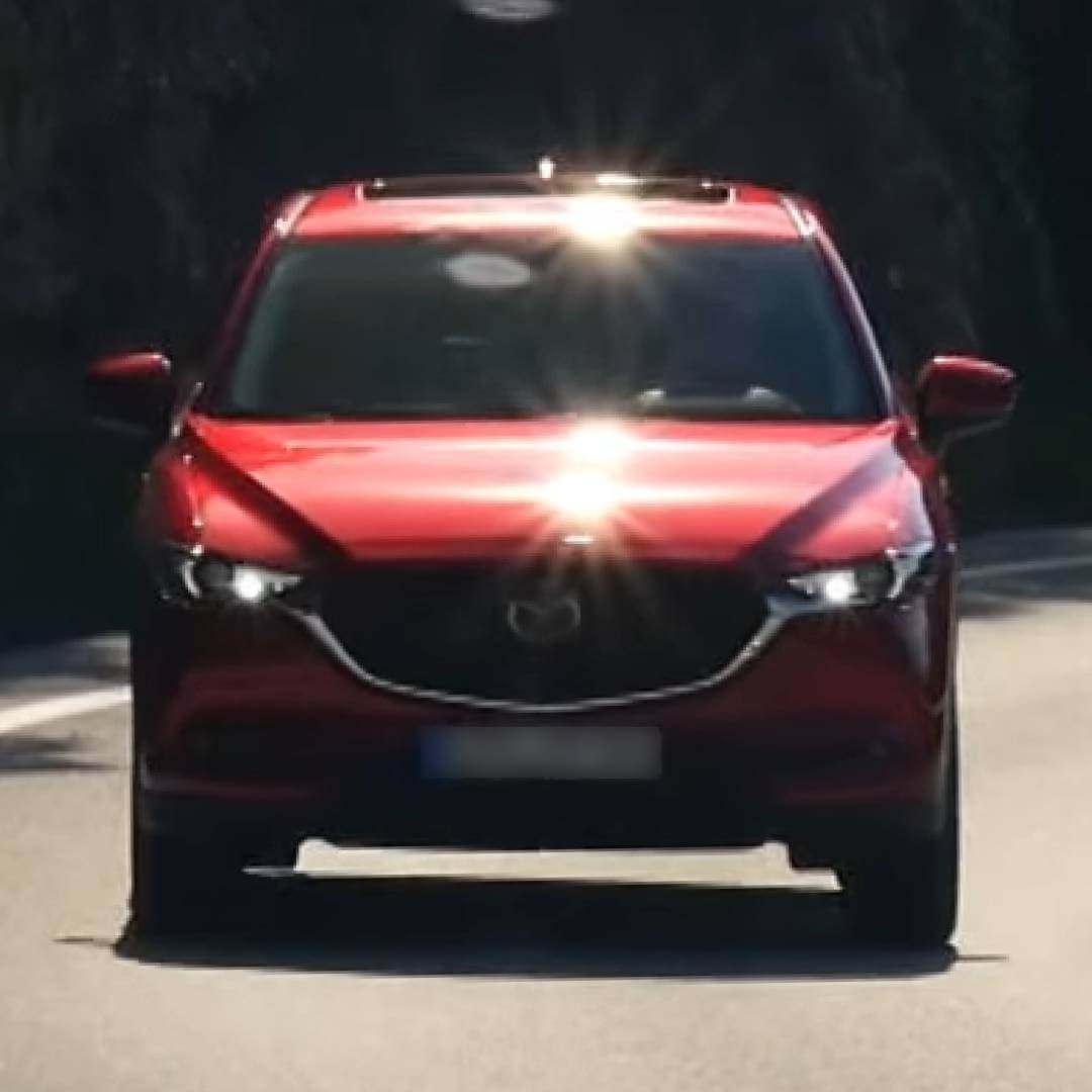 Rotes Mazda CX-5 Frontansicht mit Scheinwerfern auf Straße