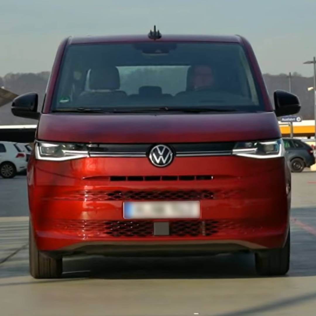 Frontansicht VW T7 Multivan in Rot mit LED-Scheinwerfern und Volkswagen-Logo