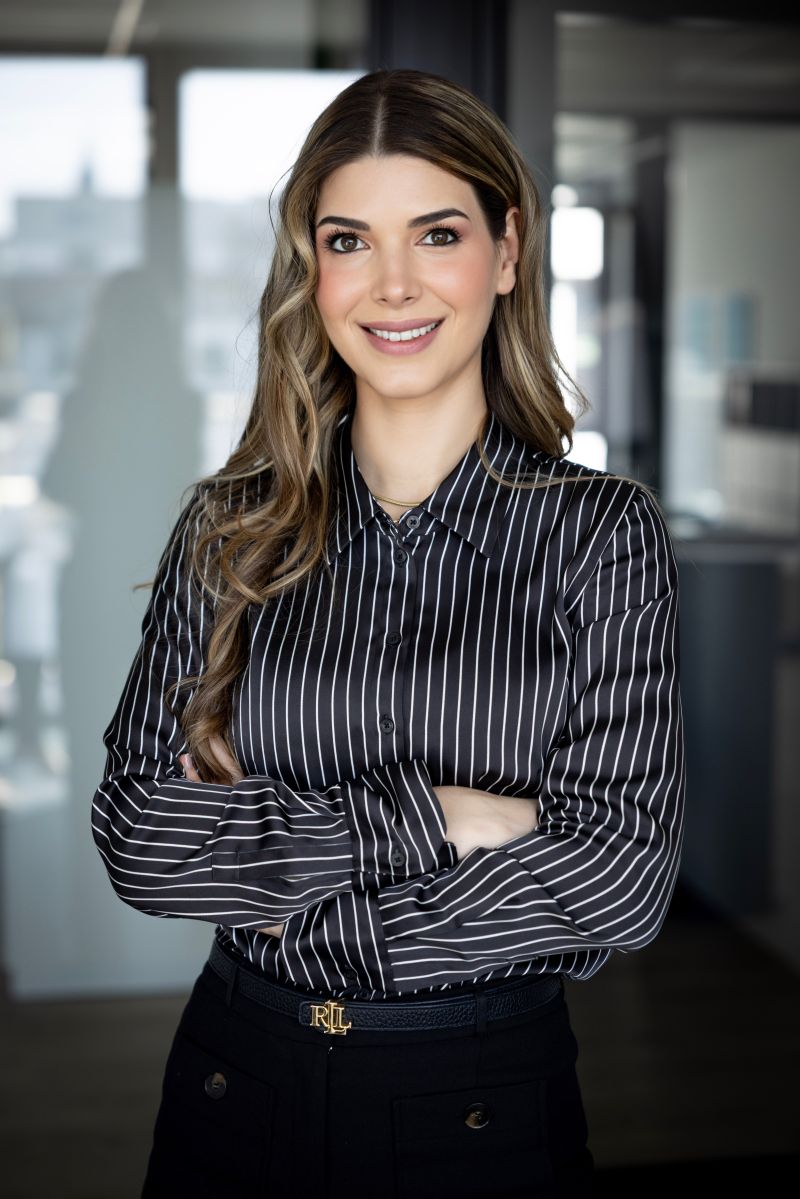 Porträt Leandra Schmidt junge Frau, braune Haare, pinstripe Bluse, Bürokulisse im Hintergrund