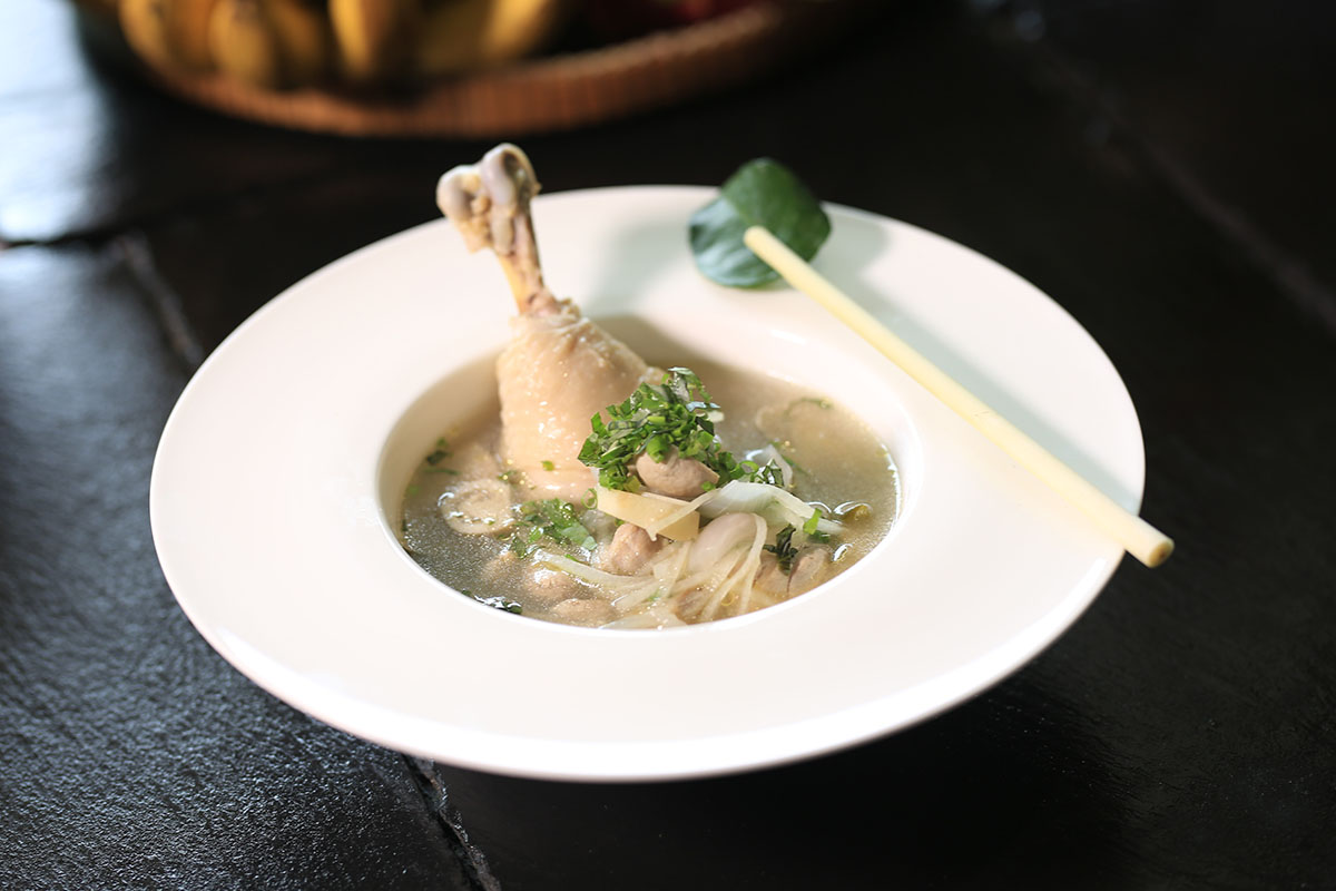 Hühnersuppe mit Nudeln und Hühnerschenkel in Schüssel