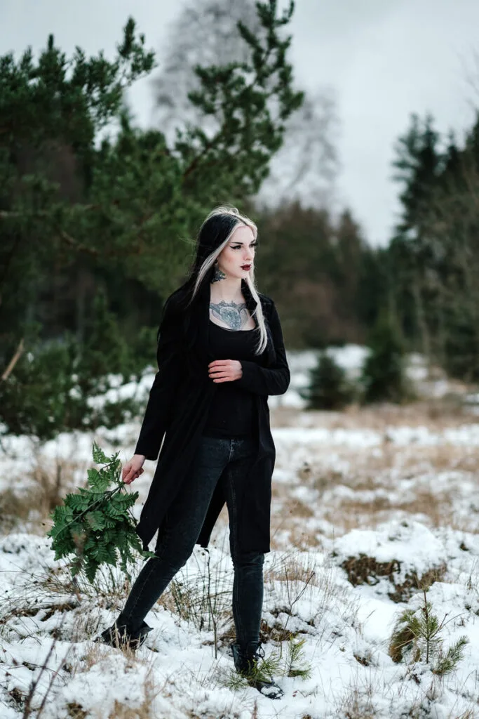 Porträt einer Frau mit tattouiertem Nacken in schwarzem Blazer im Schnee mit Radial-Blur-Effekt
