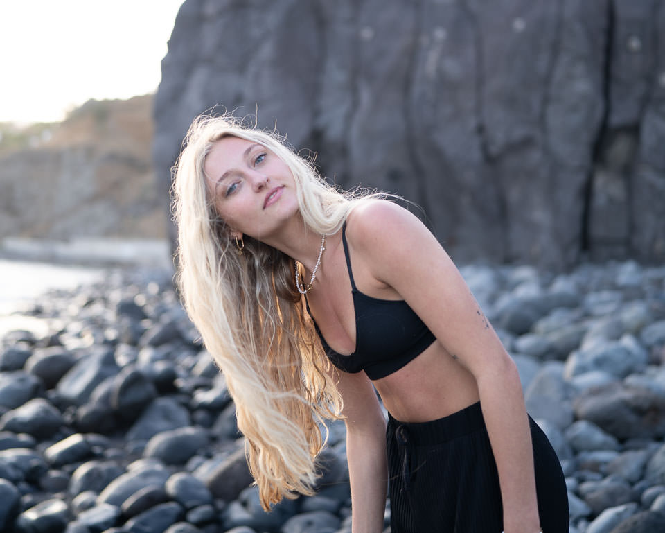 Blonde Frau an Steinküste – Vorher-Bild ohne Preset