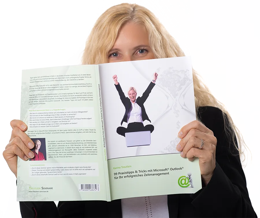 Frau mit blonde Haaren hält geöffnetes Buch mit Outlook Cover und lächelt in die Kamera