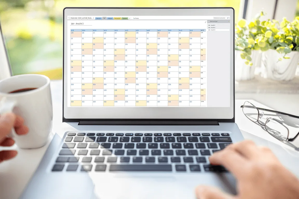 Laptop-Bildschirm zeigt OneNote Kalender 2026 mit farbigen Tagesblöcken und Zeitplan-Layout