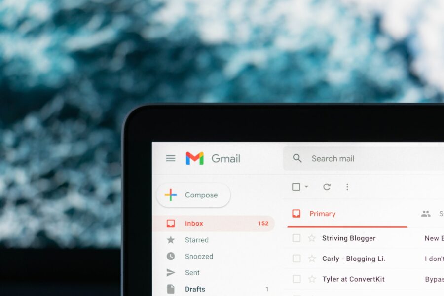 Gmail-Inbox auf Laptop-Bildschirm mit 152 ungelesenen E-Mails
