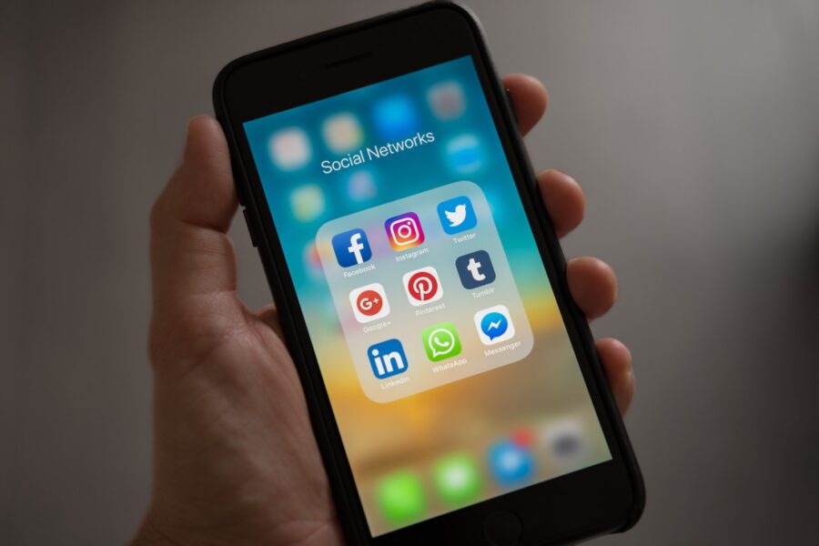Smartphone mit Social-Networks-Apps wie Facebook, Instagram, Twitter, LinkedIn, Pinterest, WhatsApp