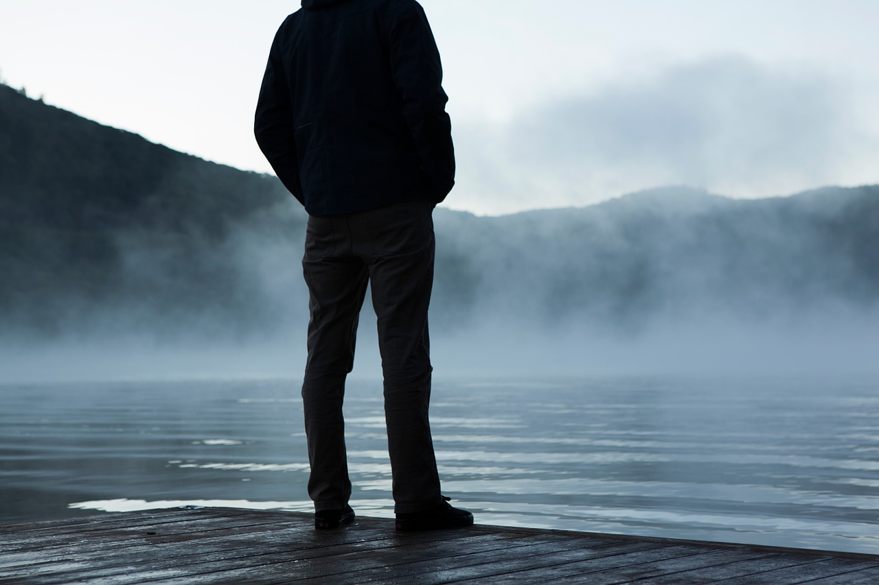 Mann nachdenklich, Erfahrungsbericht Online Dating Kurs