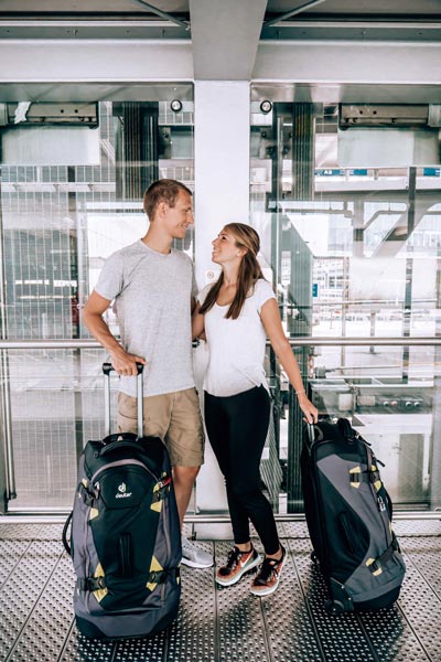 Daniel und Jessi von Life to go am Flughafen Köln mit Koffern