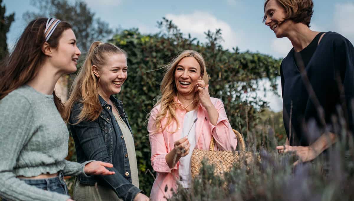 Online Heilpflanzen Akademie – Videokurs zur Wildkräuterkunde 22 Das Team der Naturakademie arbeitet in der Natur