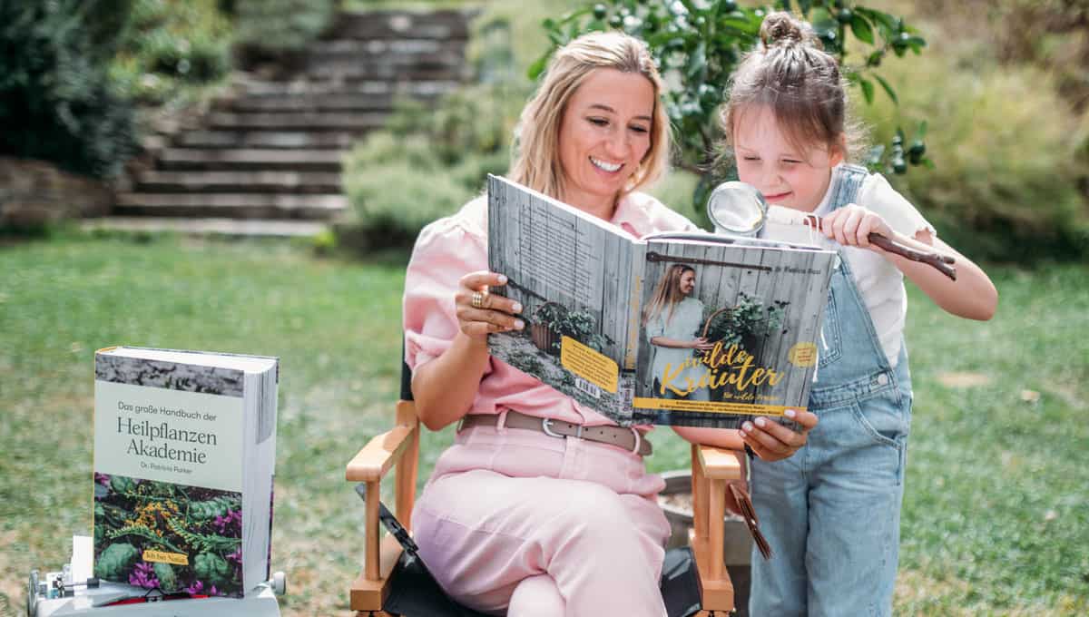 Online Heilpflanzen Akademie – Videokurs zur Wildkräuterkunde 24 Dr. Patricia Purker zeigt ein Buch über wilde Kräuter