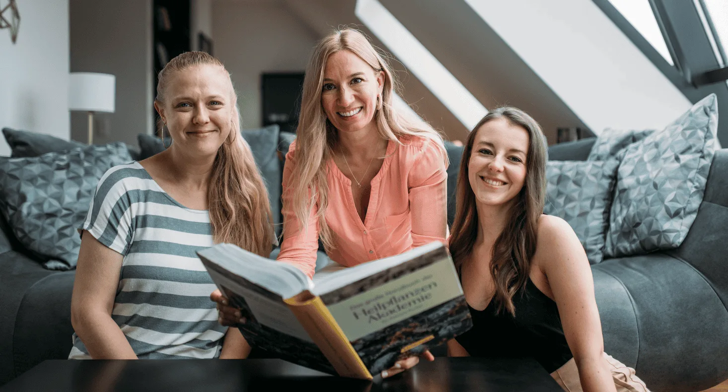 Online Heilpflanzen Akademie – Videokurs zur Wildkräuterkunde 28 Dr. Patricia Purker präsentiert das Handbuch zur Heilpflanzen Akademie