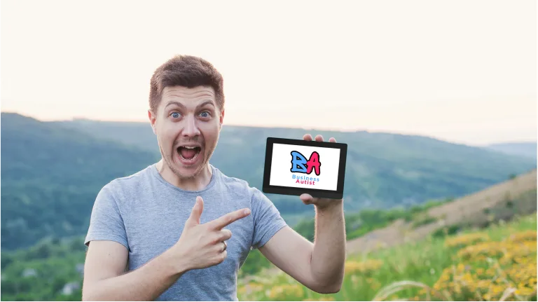 Mann mit begeisterter Geste hält Tablet mit Online Marketing Kurs Logo vor Berglandschaft