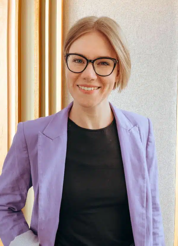 Lisa Schäfer mit Brille, lila Blazer und schwarzem Top