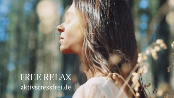 Frau in Wald mit Text FREE RELAX aktivstressfrei.de