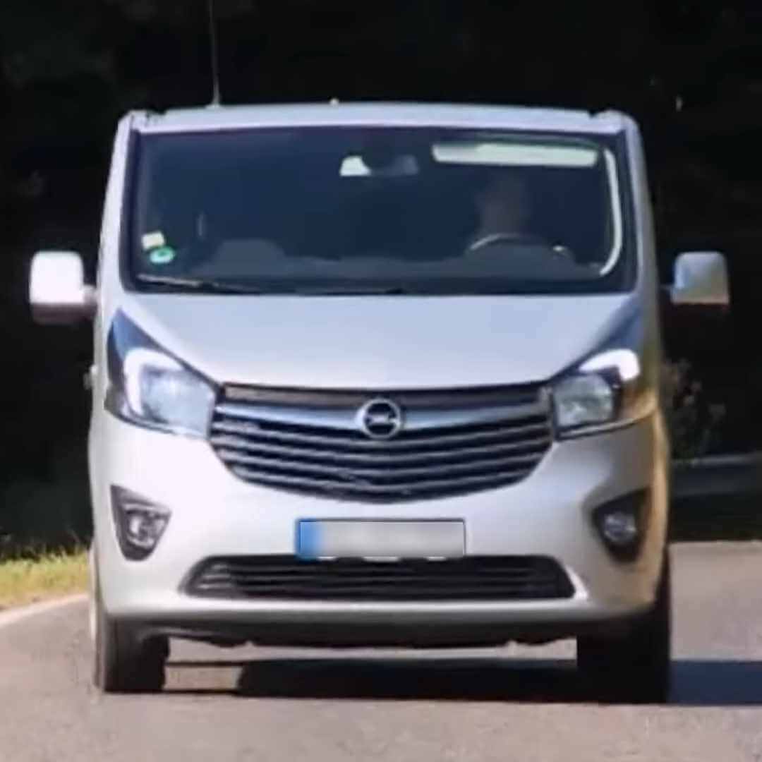 Weißer Opel Vivaro B Kastenwagen Frontansicht auf Straße