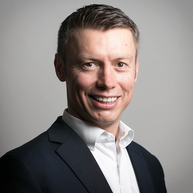 Options Premium Playbook – Trading-E-Book von Christian Walter 3 Christian Walter, Trading Coach und Gründer von TradeVola, in dunklem Blazer und weißem Hemd
