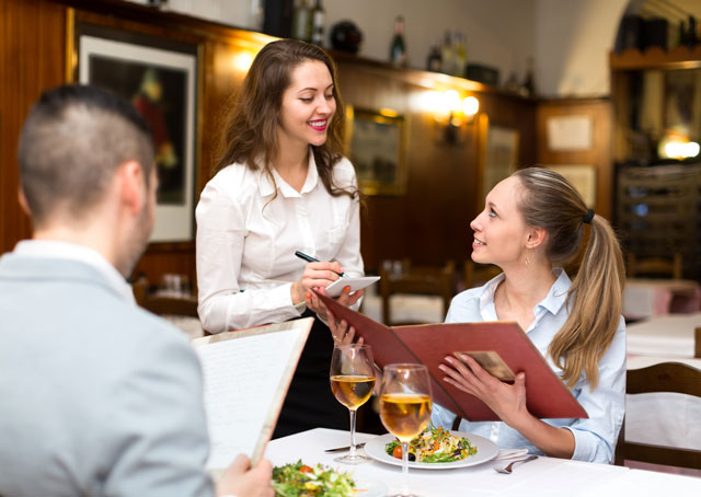 Original Birkenbihl-Sprachkurs Englisch für Urlaub & Reise 11 Kellnerin in Restaurant nimmt freundlich Bestellung von zwei Gästen auf