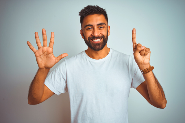Mann zeigt lustig fünf Finger einer Hand und einen Finger der anderen Hand, Zahlen lernen