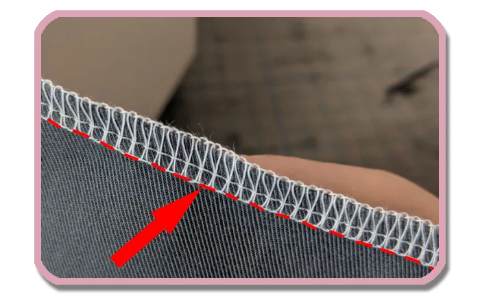 Nahaufnahme der linken Nadel einer Overlock mit perfekter Fadenspannung und roten Pfeilen als Markierung