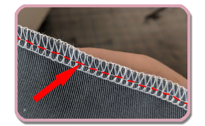 Nahaufnahme der rechten Nadel einer Overlock mit perfekter Fadenspannung und roten Pfeilen als Markierung