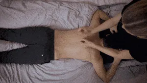 Paarmassage Klopftechnik Klopfungen auf Unterarm während Home Session