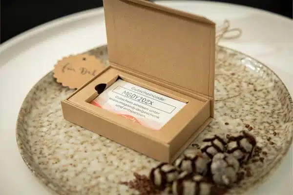 Magoody Geschenkbox mit Gutschein auf Kaffee-Bohnen und dekorativer Steinplatte
